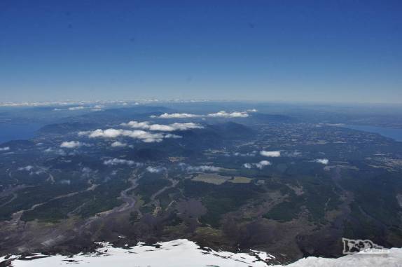 A magnífica visão da região de Pucón, no sul do Chile, visto do alto do vulcão Villarrica